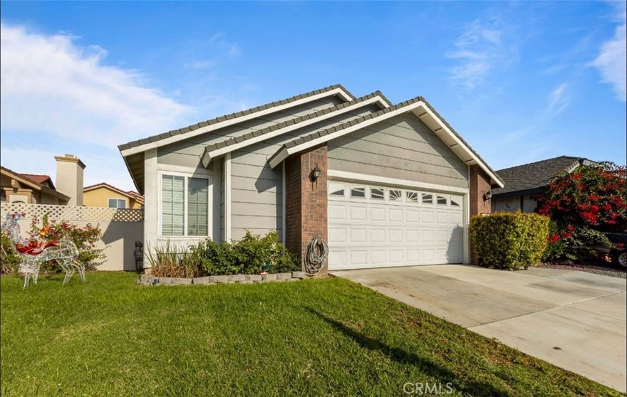 Beautiful single story home. Located in popular community of Southridge. This 3 bedroom 2 bath home offers a cozy floor plan with great curb appeal. 
Located near schools, shopping and freeways. Open floor plan from living room to kitchen. Laminate flooring throughout except the master room. Many upgrades. Inviting backyard to have your morning coffee. This home is a must see. Call to make your appt. today.