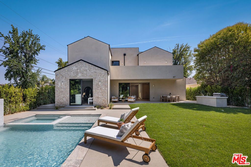 Photo of 16643 Addison Street, Encino, CA 91436 (MLS # 25597903)