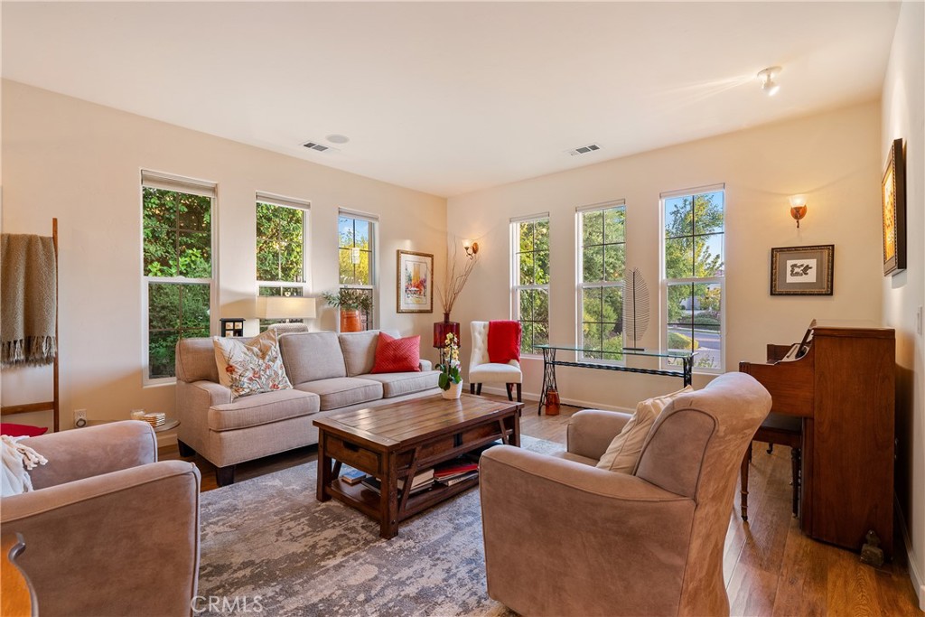 961 Vista Cerro Dr