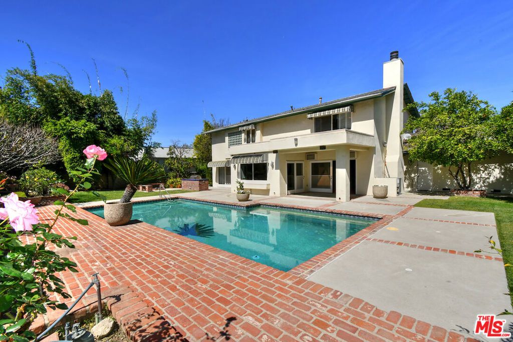 Photo of 17616 Corinthian Drive, Encino, CA 91316 (MLS # 26667029)
