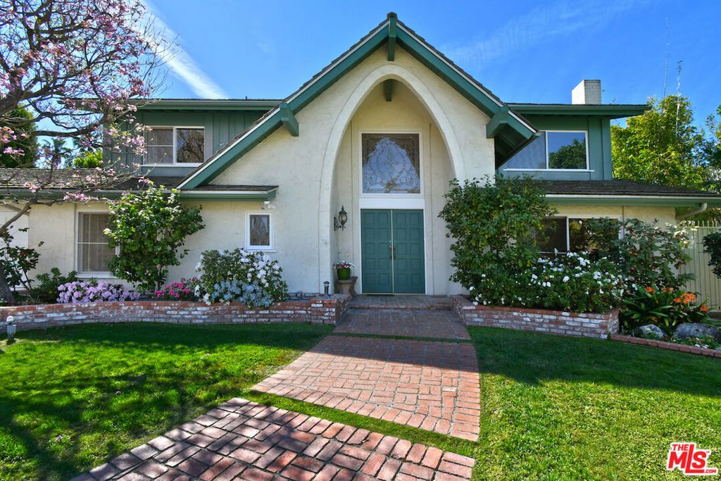 Photo of 17616 Corinthian Drive, Encino, CA 91316 (MLS # 26667029)