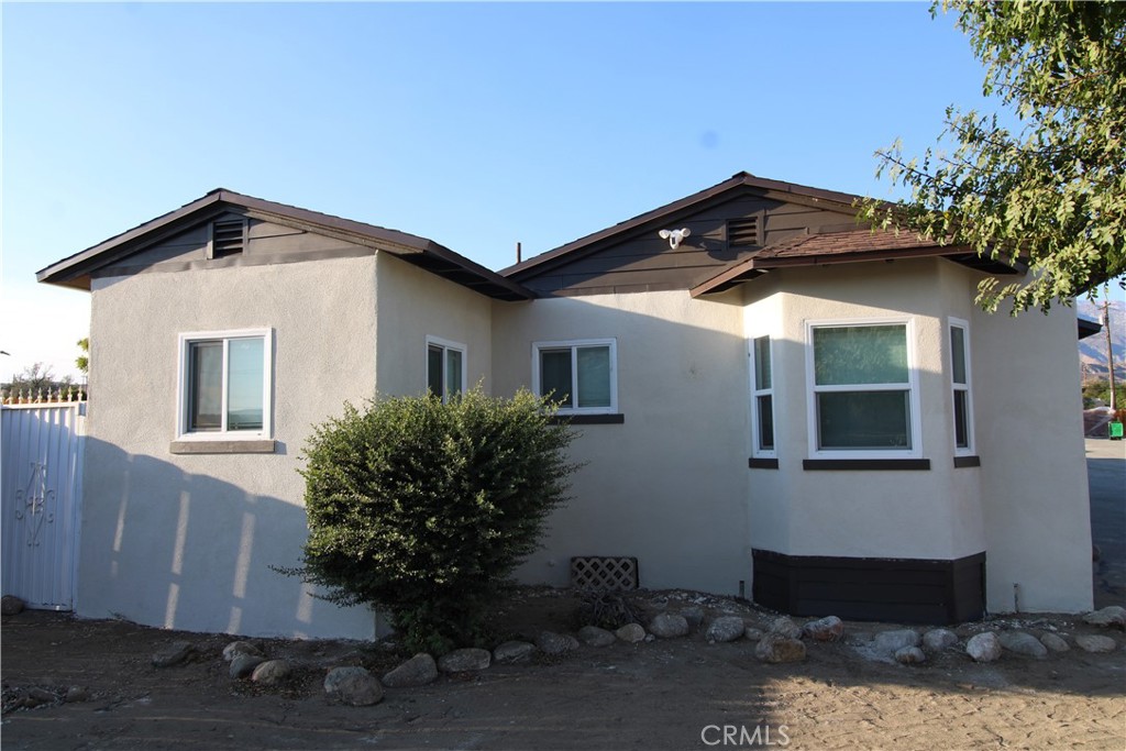 Adorable remodeled 2 bedroom, 1 bath apartment. As you walk through the front door you are greeted with a good sized living room with bay window at one end that overlooks the front yard. Off the living area is a dining space adjacent to the remodeled kitchen that features new cabinetry, stainless steel appliances and granite countertops. The central shared bathroom features walk-in shower with tri-fold enclosure and plenty of storage space. Private rear fenced yard and covered carport included. Central downtown location makes this home worth taking a look.