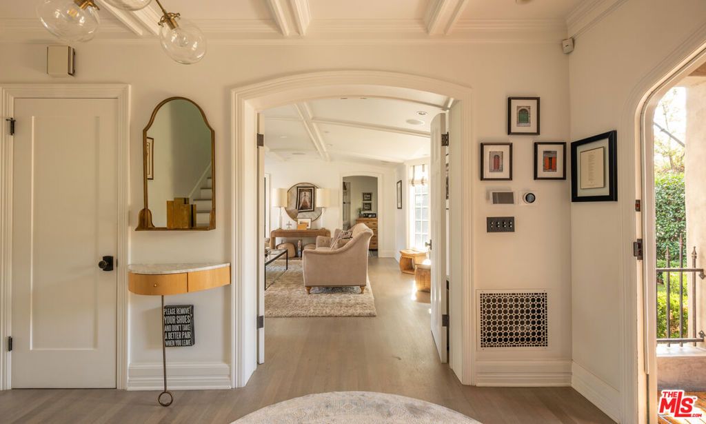 Photo of 1614 N Fairfax Avenue, Los Angeles, CA 90046 (MLS # 25618221)