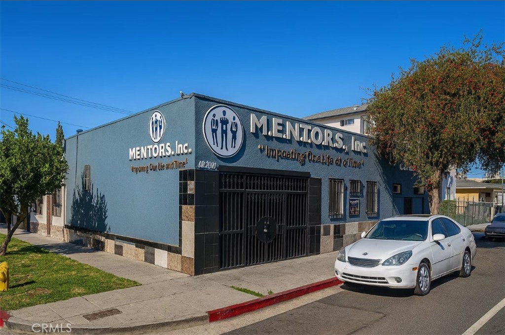Amazing LAC2-zoned property currently leased month-to-month by a reliable tenant. Ideal for investors or owner-users seeking flexible industrial space in a prime Los Angeles location. Strong upside potential with room for future redevelopment or increased rental income.