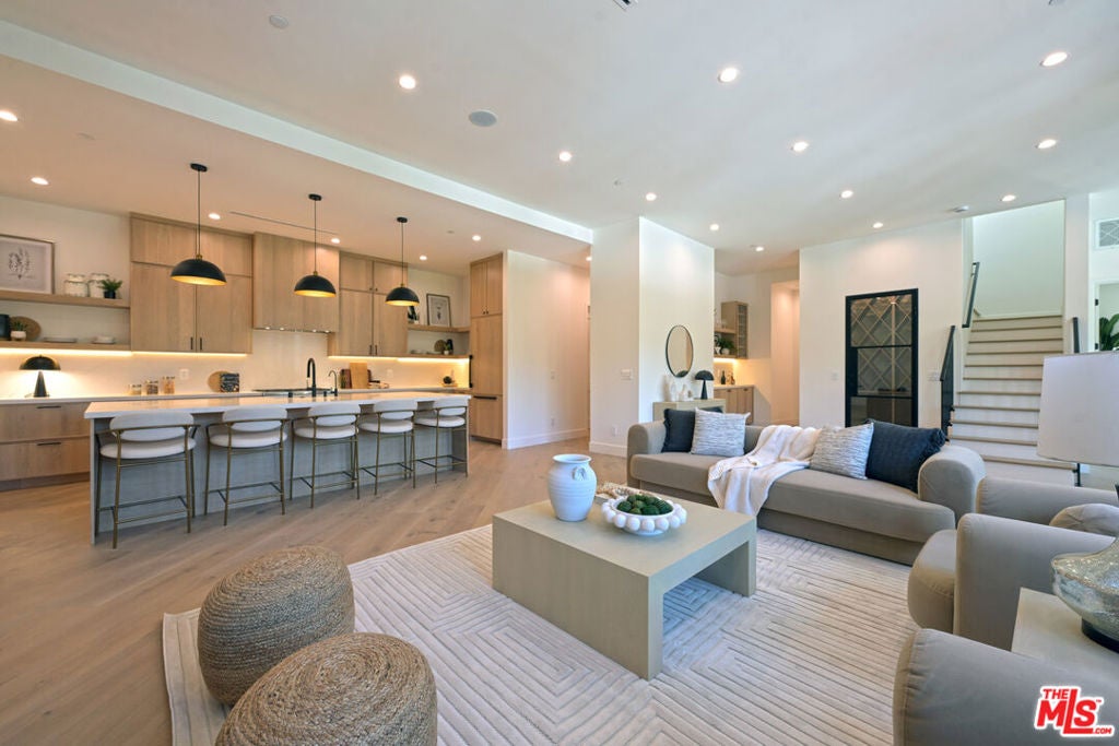 3072 Hollyridge Drive, Los Angeles CA 90068