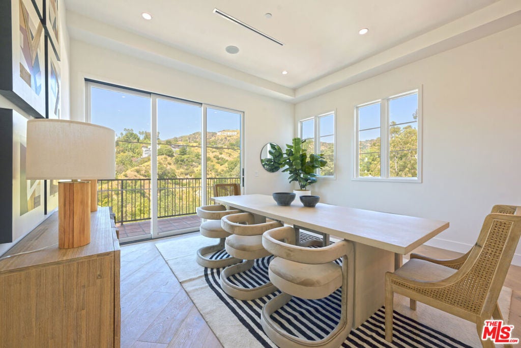 3072 Hollyridge Drive