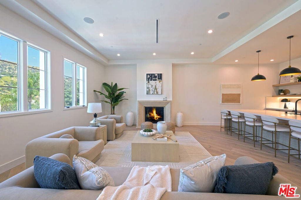 3072 Hollyridge Drive