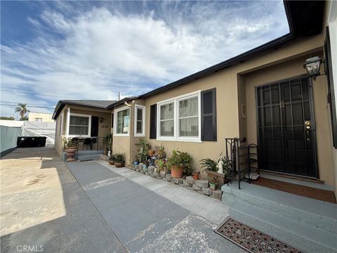 Photo of 1216 S Cochran Ave, Los Angeles, CA 90019 (MLS # SR26012846)