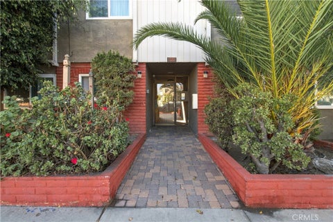 Photo of 725 Coronado Ave AVE #112, Long Beach, CA 90804 (MLS # SB26207970)