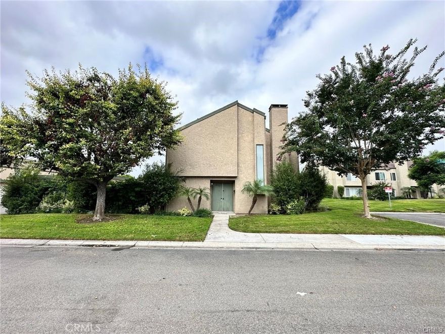 Beautiful end unit Town home in the highly desirable Fountain Park neighborhood. New tile Flooring and wood flooring on the 1st floor and new carpet 2nd floor. Very private large patio wonderful for entertaining. Located in a gated community this 3 bedroom condo has direct access to unit from garage and a good size enclosed patio. Two Car Garage. Association pool, barbecue and clubhouse. Across from Mile Square Park featuring two golf courses. Easy access to restaurants, schools and freeways.  KITCHEN IS CURRENTLY BEING RENOVATED WITH NEW CABINETS AND COUNTERTOP, WILL BE FINISHED THIS FRIDAY!!