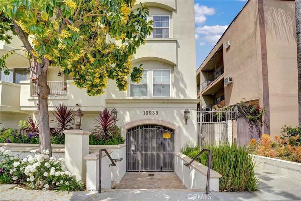 13935 Burbank Boulevard 105