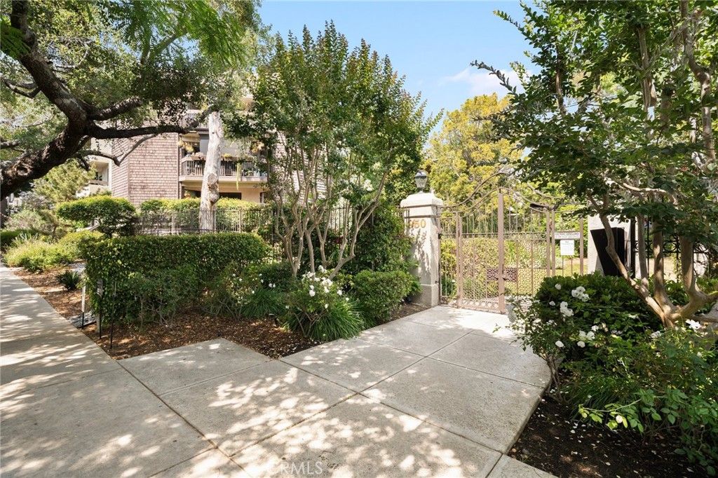 Photo of 950 N Kings Road #160, West Hollywood, CA 90069 (MLS # SR25120855)