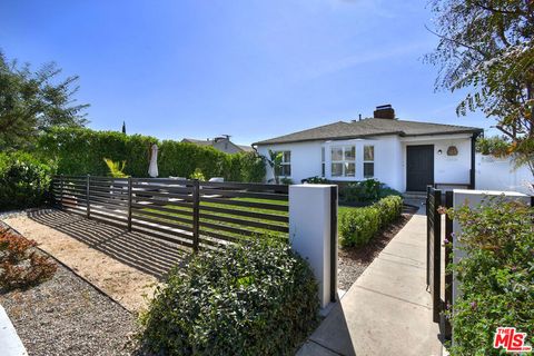 Photo of 14418 Collins Street, Sherman Oaks, CA 91401 (MLS # 26666607)