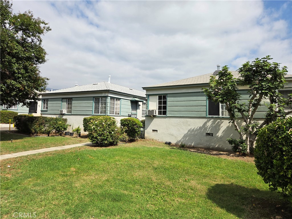 Stroll through the gardenia lined, fragrant pathway to your front door. Step into your living room full of natural light. The apartment has been recently refurbished with all white paint, and recent kitchen and bathroom installations. Conveniently located near Vons for your grocery shopping, and restaurants and coffee shops, and even Dance Street Studio! This is an end unit with single shared wall and onsite community laundry room. Great price, great location! One carport Packing!
