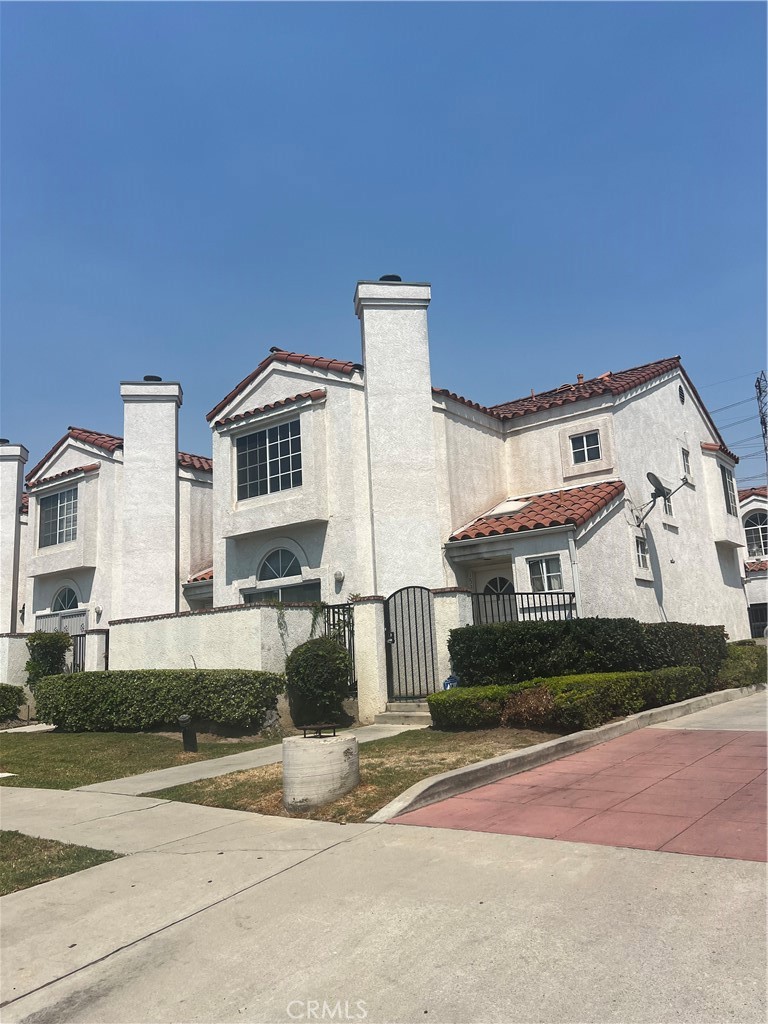 WELCOME TO THIS SPACIOUS TOWNHOME, FRONT UNIT FACING THE STREET LOCATED IN THE CITY OF PARAMOUNT. GREAT OPPORTUNITY FOR FIRST TIME BUYERS.
THIS TWO-STORY PROPERTY FEATURES 3 SPACIOUS BEDROOMS, 3 BATHROOMS, MASTER BEDROOM WITH ITS OWN BATH AND SPACIOUS WALK IN CLOSET. HIGH CEILINGS AND TWO CAR GARAGE. CONVENIENTLY SITUATED NEAR SCHOOLS, PARKS, FREEWAYS, SHOPPING CENTERS AND EASY FREEWAY ACCESS