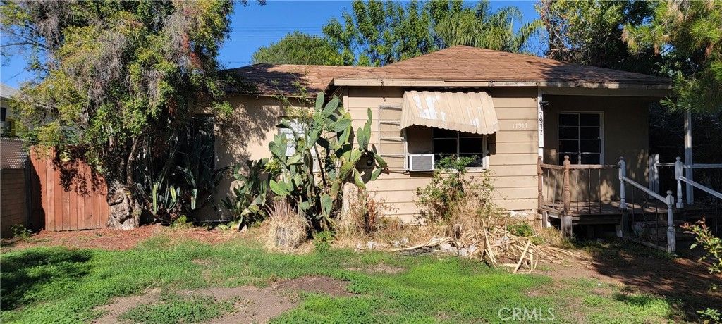 Photo of 17917 Burbank, Encino, CA 91316 (MLS # SR25258057)