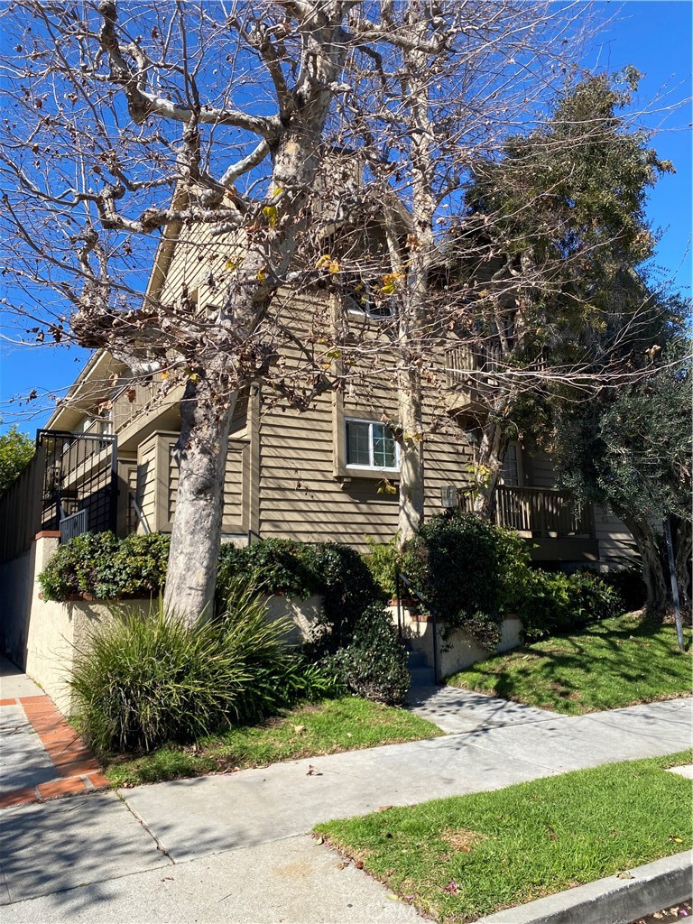 Cozy 1 Bd 1Ba First Level Unit, Living Room Has a Fireplace, Kitchen With Gas Ranges, Oven, Dishwasher, Microwave, and Refrigerator. Master Bedroom
Has Walking Closet. Patio Is Next To Living Room. One Parking Space in the Garage. Coin Operated Laundry Room.