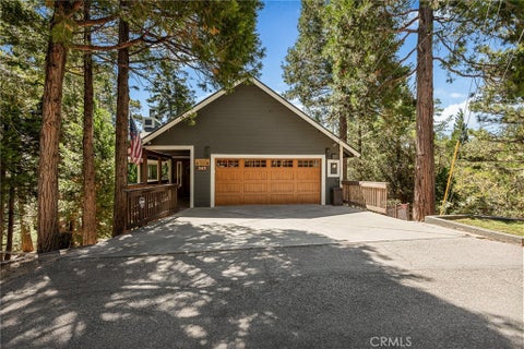 Photo of 345 Summit Road, Lake Arrowhead, CA 92352 (MLS # IG26165987)