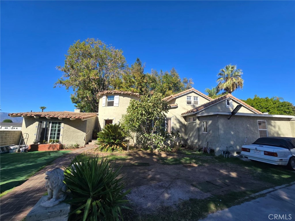 Main image without alt text