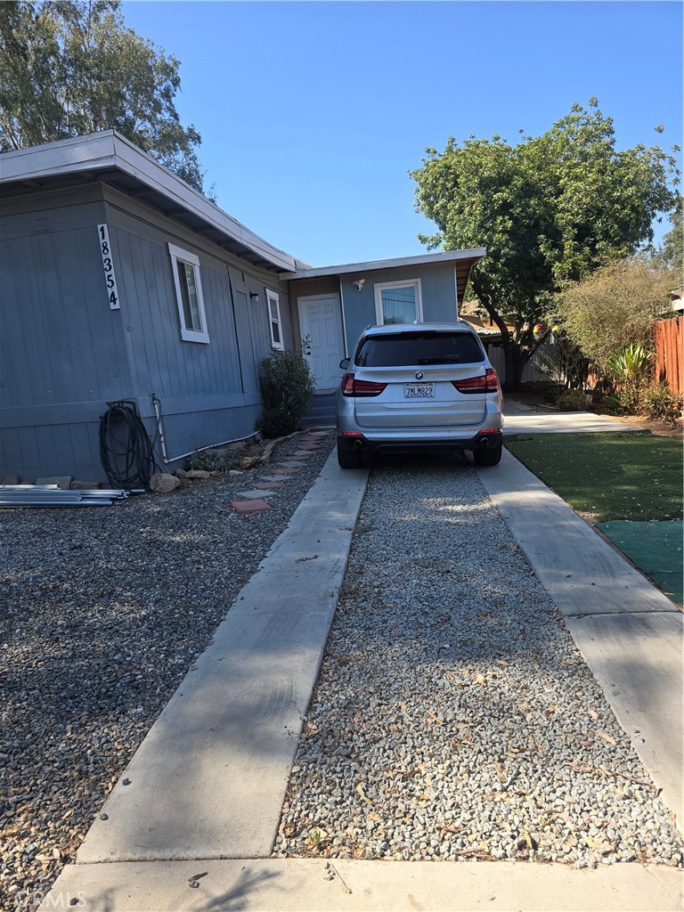 Mobile home on a lot with its own meters for water, gas, electric and its own septic tank. large backyard property. Older well kept mobile home. Endless possibilities on the property. Nice paved street, very close to the 15th fwy. Close to department stores. There are not many lots with its mobile home and utilities ready lo live in it in the area for this price!!!