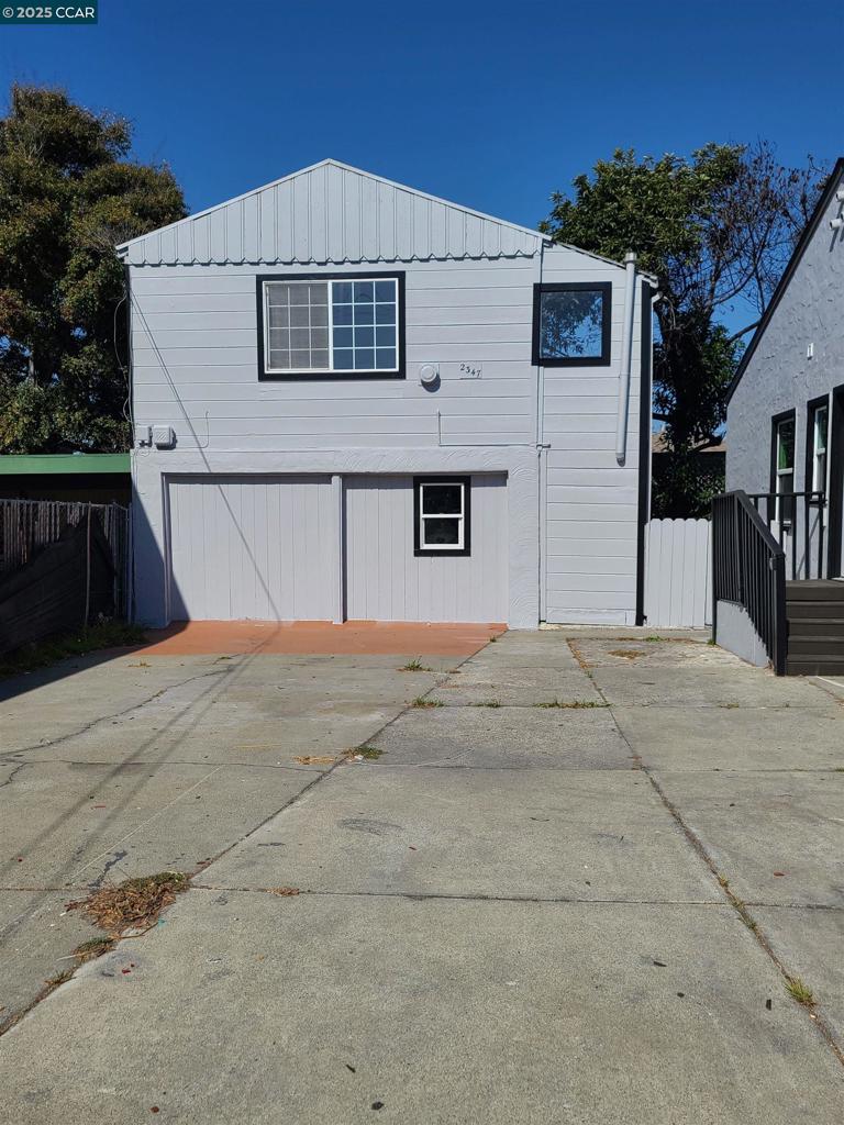 Beautiful Studio located on the 2nd floor over the garage in Downtown Richmond, CA. This studio has hardwood floors throughout, a refrigerator, a gas stove, lots of cabinets, and one parking space in front of garage; utilities are split between tenants upstairs and downstairs (50/50 split), the owner pays for garbage service only, No Pets, walking distance to shops, schools, and transportation and BART. $ 1550 Rent / $ 1550 Deposit / $3100 Total Move-In Cost