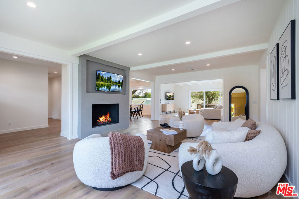 527 S Bentley Avenue