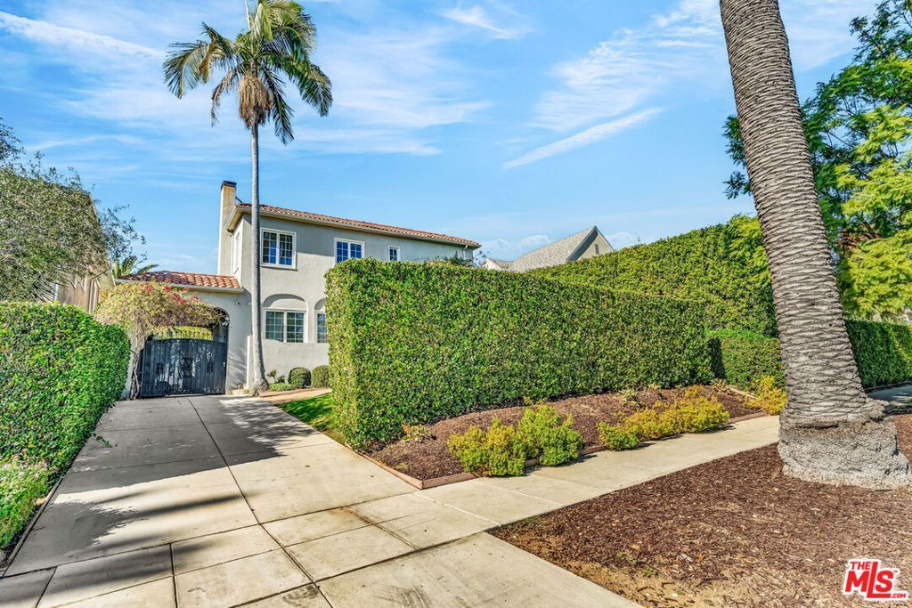 Photo of 911 S Victoria Avenue, Los Angeles, CA 90019 (MLS # 25616745)