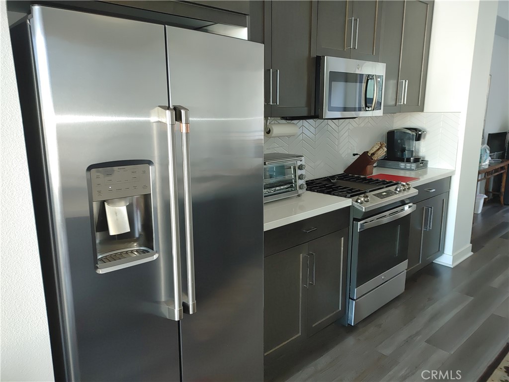 275 W 8th Street