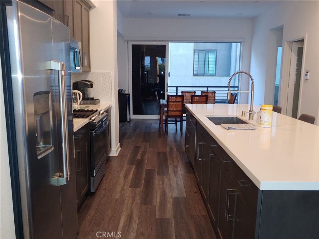 275 W 8th Street