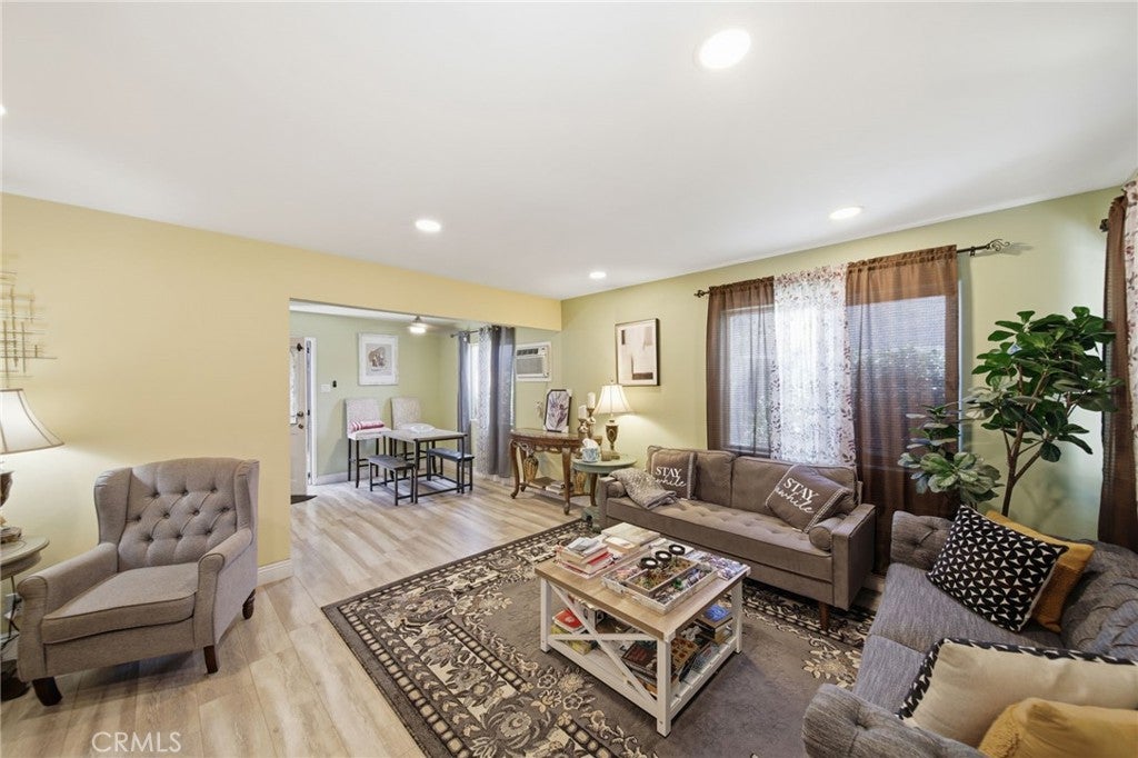 3944 W 111th