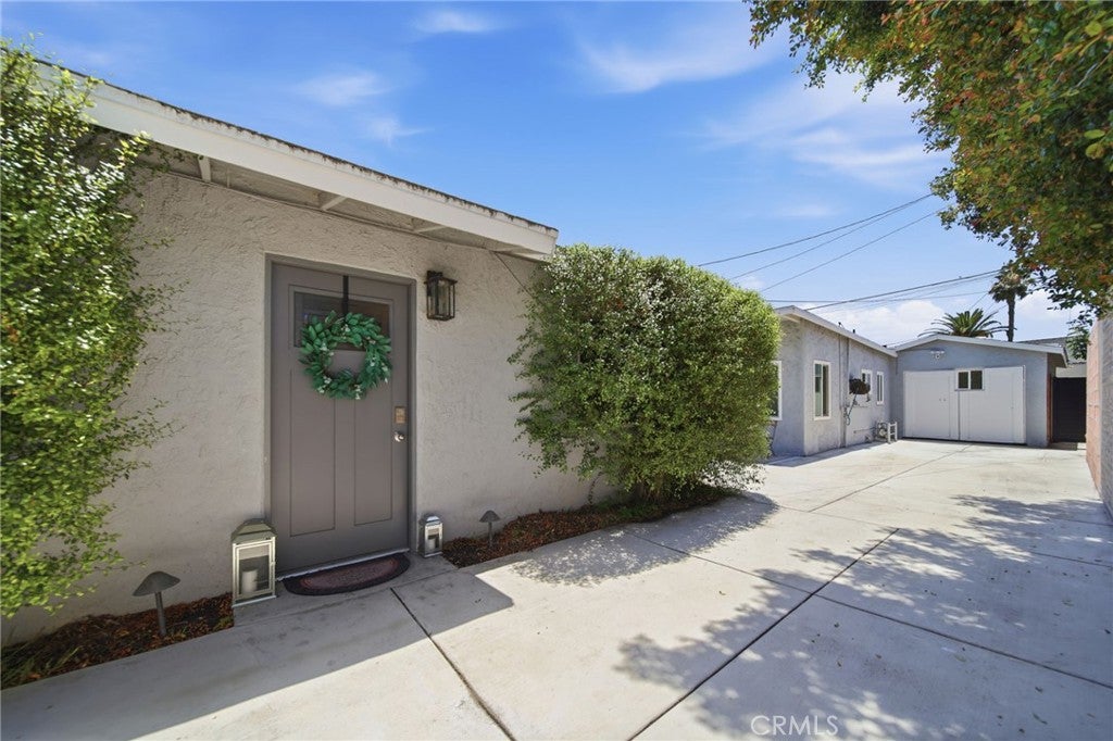 3944 W 111th
