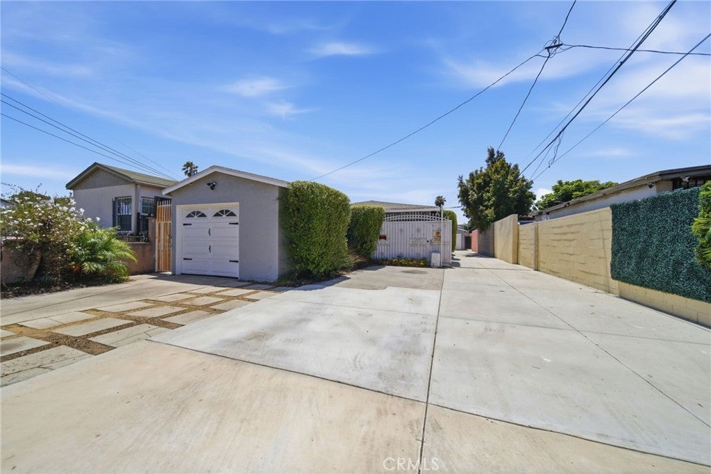 3944 W 111th