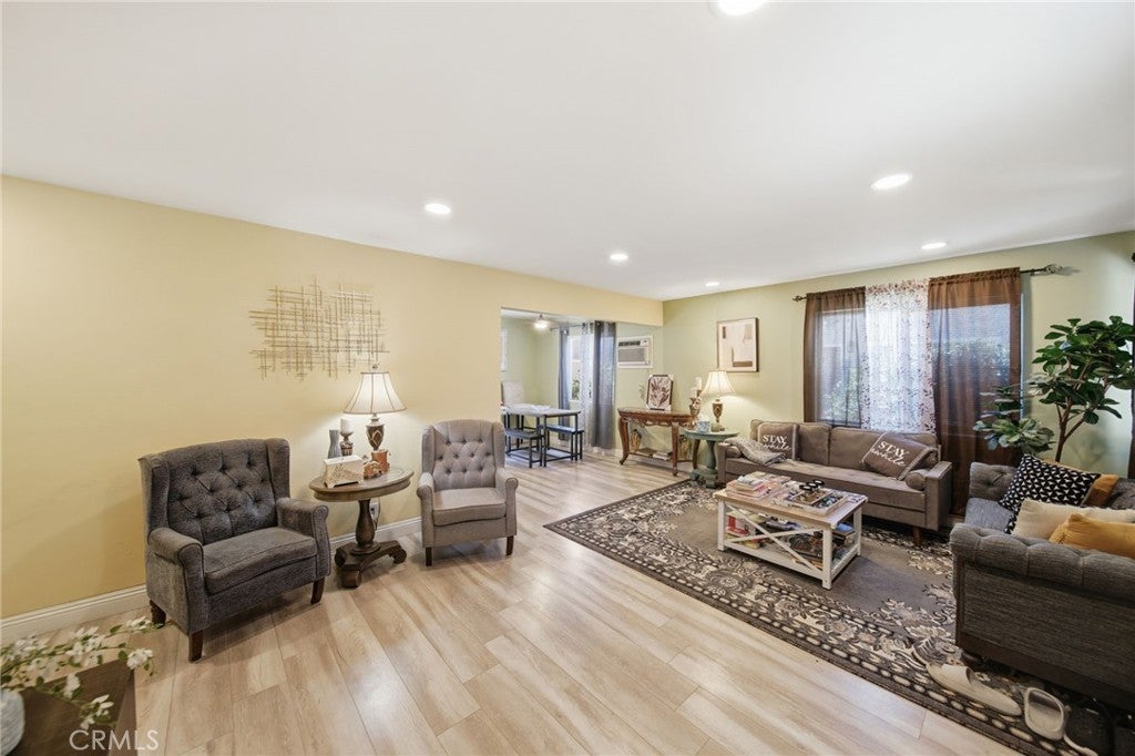 3944 W 111th