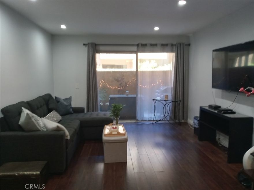 Great condominium unit located in an excellent area of Van Nuys, spacious living room, formal dinning area, good size bedroom and bathroom, laminate flooring throughout the condominium, recessed lights, updated kitchen, updated bathroom, and large size patio. Well kept complex, complex has a pool, spa, gym, and a large size common laundry room with a lot of laundry washer and dryer machines. Close to shopping centers and the 405 freeway.