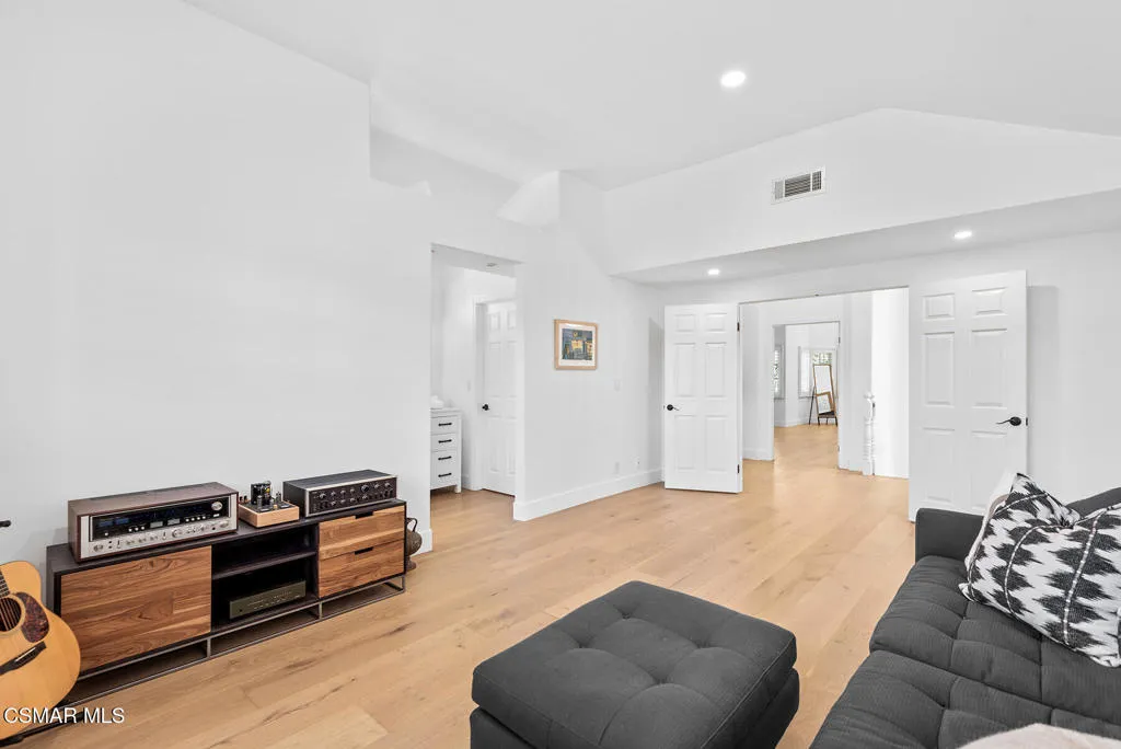 Westlake Village, California 91362, United States, 4 Bedrooms Bedrooms, ,3 BathroomsBathrooms,Residential,Active,142650