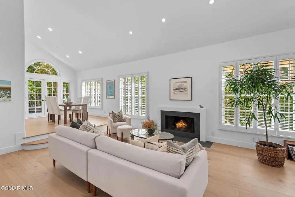 Westlake Village, California 91362, United States, 4 Bedrooms Bedrooms, ,3 BathroomsBathrooms,Residential,Active,142650