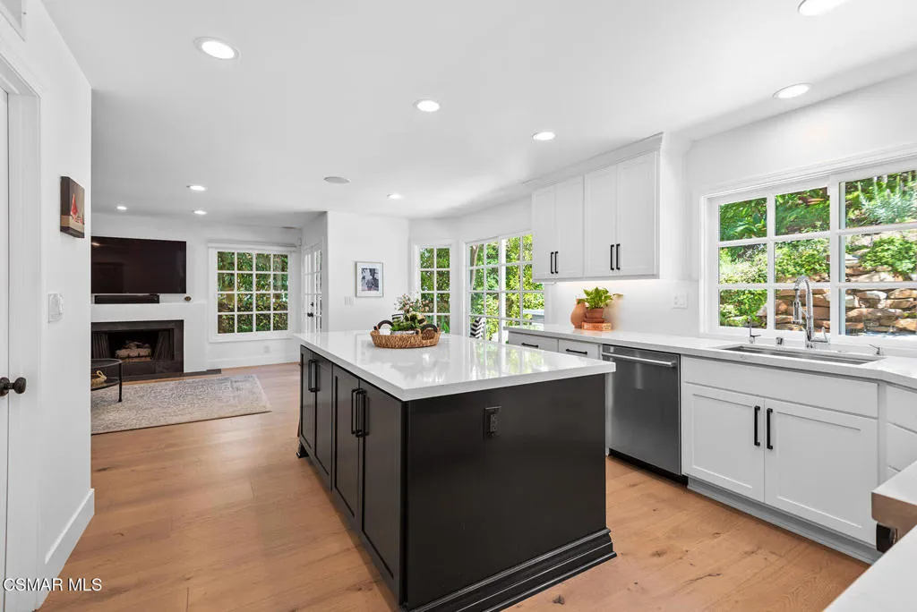 Westlake Village, California 91362, United States, 4 Bedrooms Bedrooms, ,3 BathroomsBathrooms,Residential,Active,142650