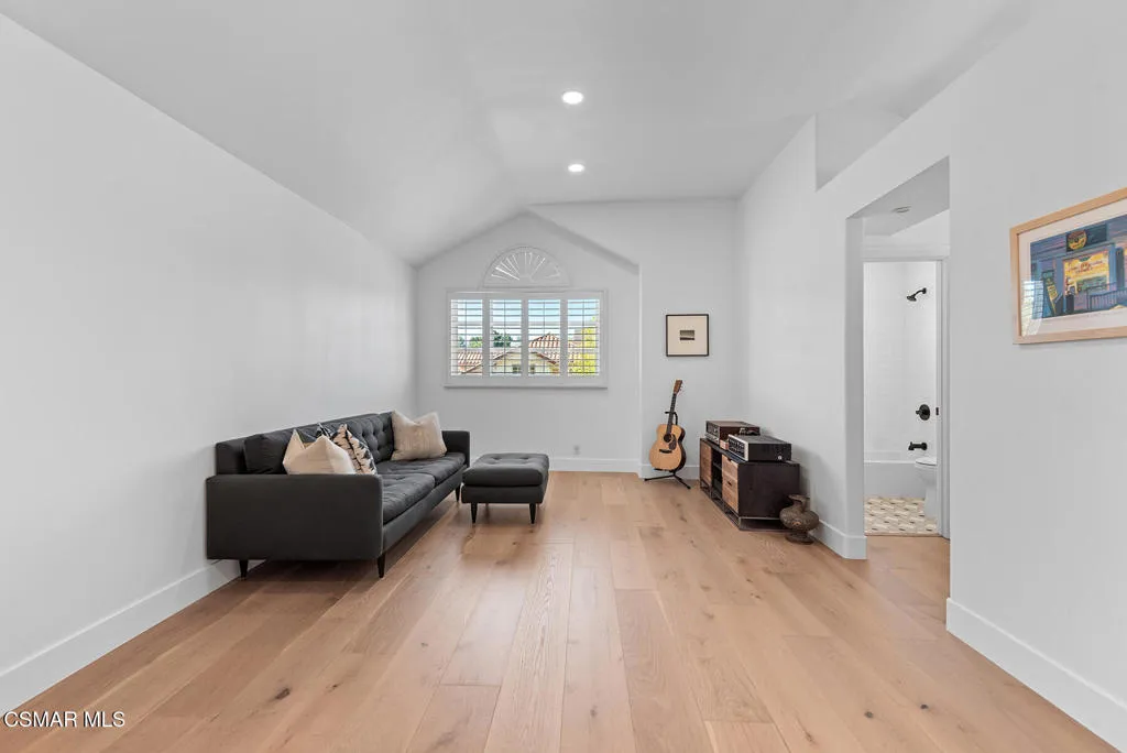 Westlake Village, California 91362, United States, 4 Bedrooms Bedrooms, ,3 BathroomsBathrooms,Residential,Active,142650