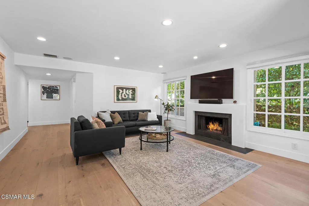 Westlake Village, California 91362, United States, 4 Bedrooms Bedrooms, ,3 BathroomsBathrooms,Residential,Active,142650