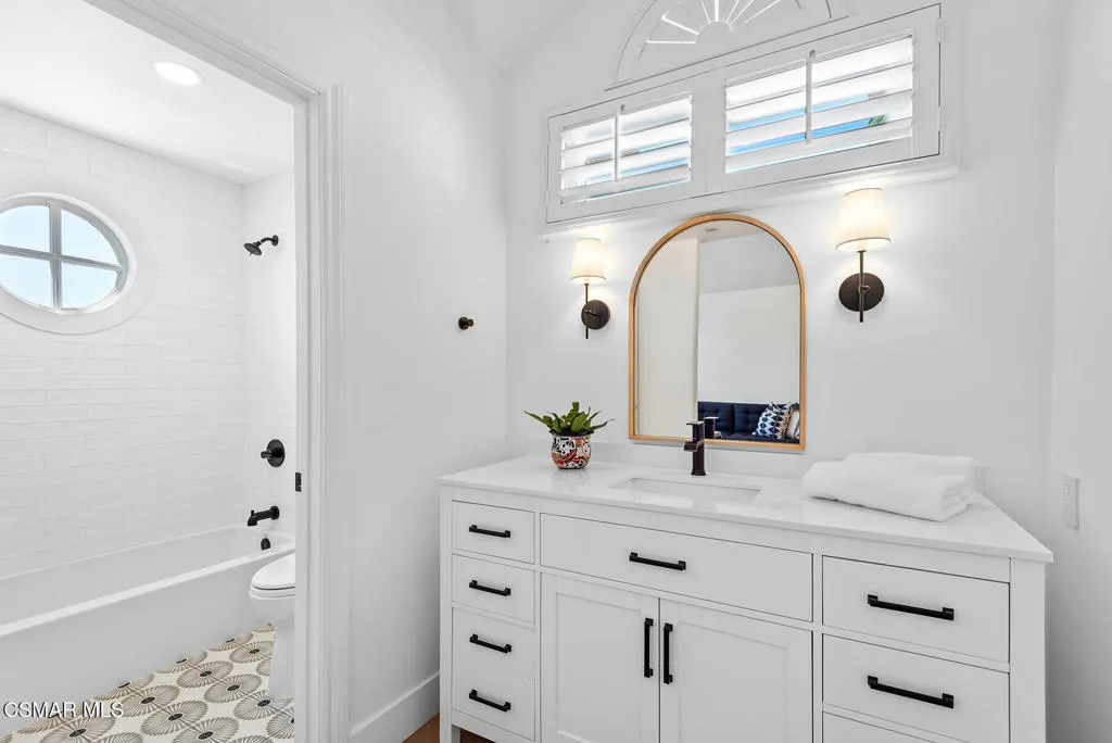 Westlake Village, California 91362, United States, 4 Bedrooms Bedrooms, ,3 BathroomsBathrooms,Residential,Active,142650