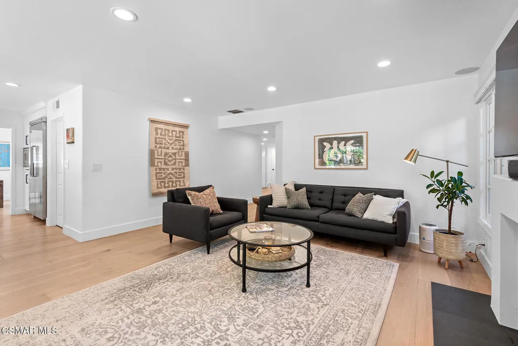 Westlake Village, California 91362, United States, 4 Bedrooms Bedrooms, ,3 BathroomsBathrooms,Residential,Active,142650