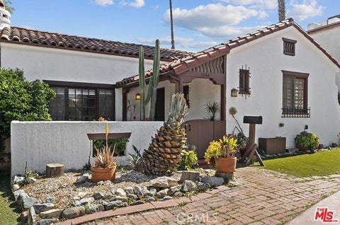 Photo of 11146 Huston Street, Studio City, CA 91601 (MLS # SR26190907)