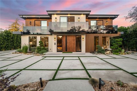 Photo of 5244 Tampa Ave Ave, Tarzana, CA 91356 (MLS # SR25237137)