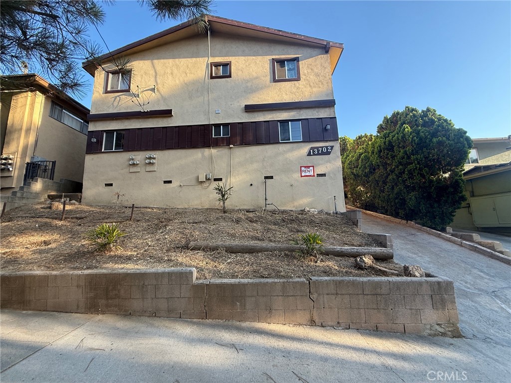 Located on Penn street in the heart of Whittier, this 2 bedroom, 1 bathroom apartment offers a practical and affordable living space just minutes from Penn Park and Whittier college. With 730 sqft of living area, this ground level unit is ideal for students, young professionals, and anyone seeking a central location in close proximity to the local amenities including: restaurants, shops, bars and even hiking at nearby Turnbull Canyon. Inside, you'll find easy care laminate flooring throughout and a vintage style kitchen with tile countertops and backsplash. While the unit retains it's original character, it has been well maintained and offers a clean, functional space to make your own. Additional features include a shared on site laundry room and 1 assigned parking space.