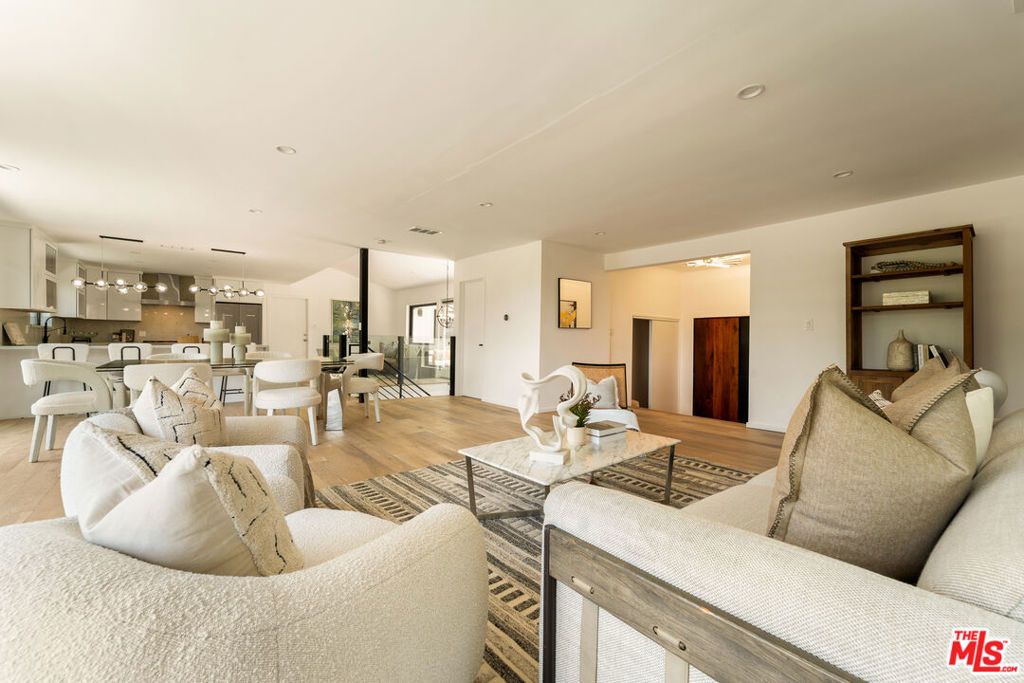 Photo of 11587 Sunshine Terrace, Studio City, CA 91604 (MLS # 25597021)