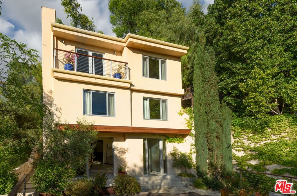 Photo of 4132 Empis Street, Woodland Hills, CA 91364 (MLS # 26697823)