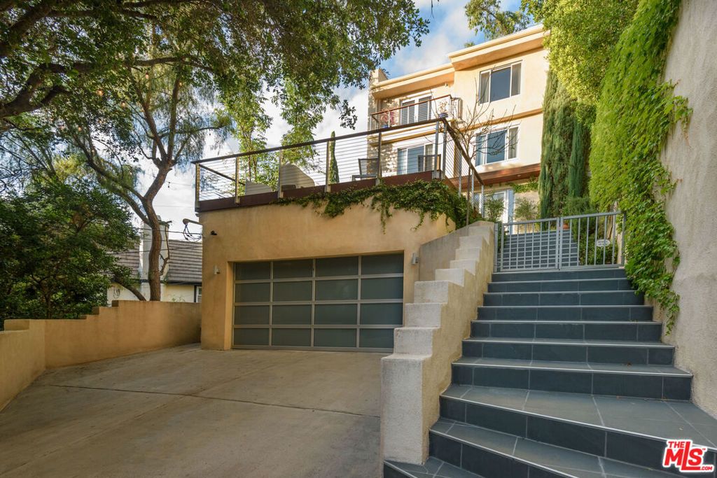 Photo of 4132 Empis Street, Woodland Hills, CA 91364 (MLS # 26697823)