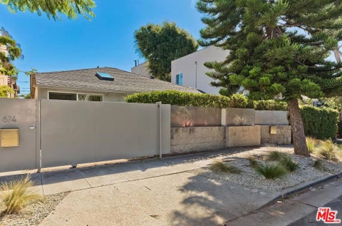Photo of 674 San Juan Avenue, Venice, CA 90291 (MLS # 26102478)