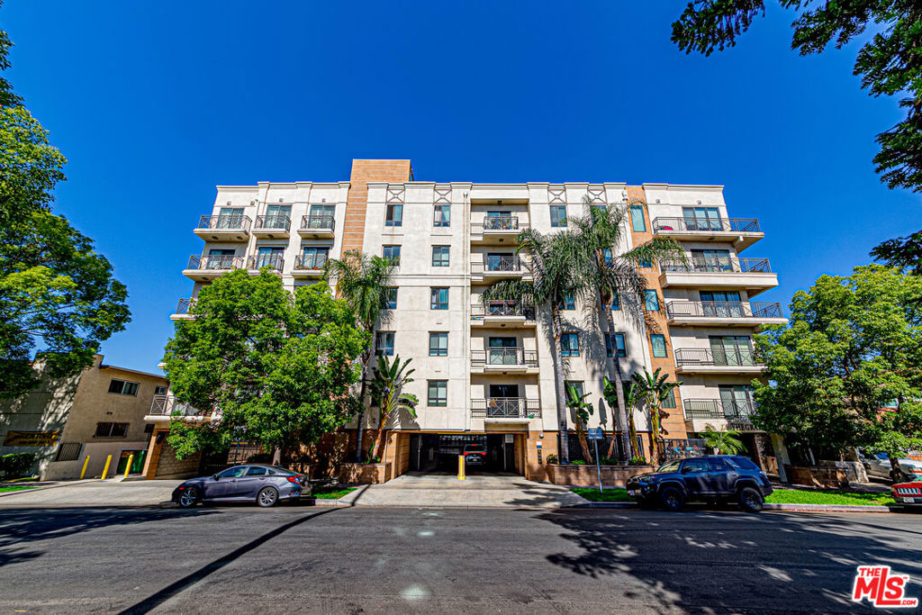 Welcome to a beautiful 3-bedroom, 2-bathroom condo nestled within the heart of Hancock Park! This residence offers a harmonious blend of modern luxury and timeless elegance, situated in one of Los Angeles' most vibrant neighborhoods. Tuscany style Condo, Penthouse Corner unit, no common wall, 270 degree views of LA's downtown skyline, and more! Condo sits on the Top 6th floor/ Penthouse of a well-maintained, secure building and offers a perfect blend of comfort, convenience, and classic charm. Hardwood floors, large windows, and sweeping views. Private storage room and 2 penthouse privileged ground parking spaces with 220 Volt electric charger. Hancock Park and Larchmont Village adjacent, Bright & Airy, Located in one of LA's most sought-after neighborhoods, just minutes from Larchmont Village, The Grove, Koreatown, and an array of dining, shopping, and cultural hotspots. Low HOA dues and located in 3rd Street Elementary District. Come by see...Don't want to miss this one!