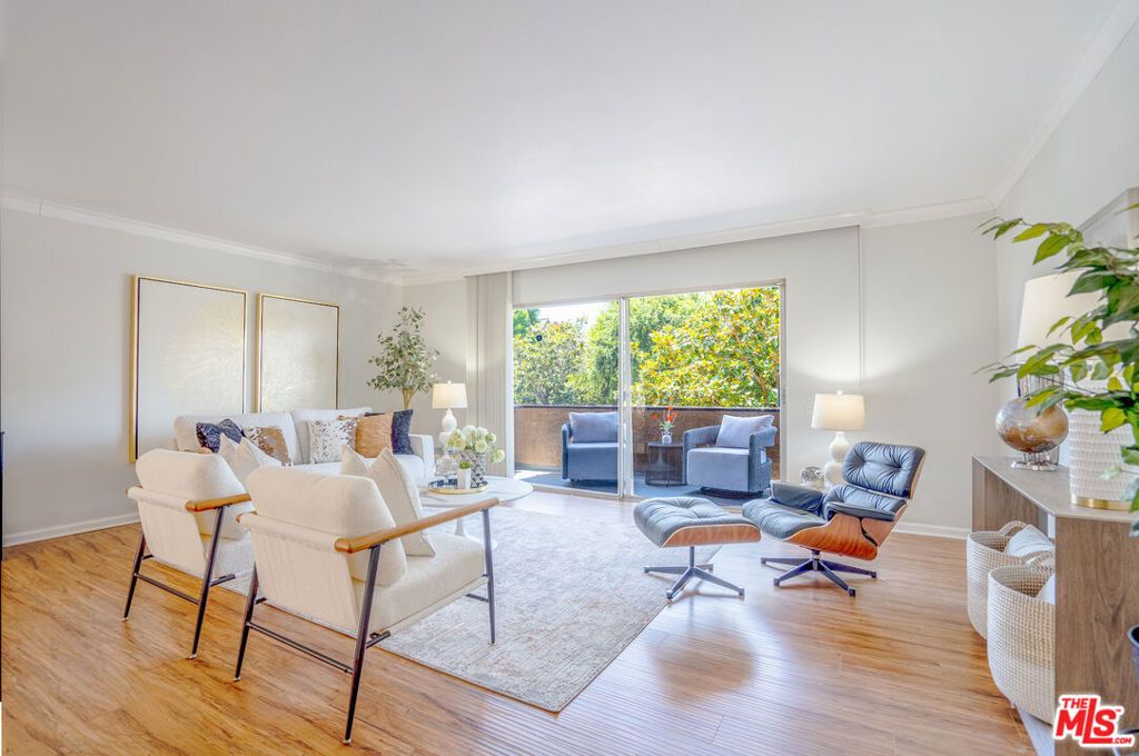 Photo of 818 S Lucerne Boulevard #205, Los Angeles, CA 90005 (MLS # 25626989)